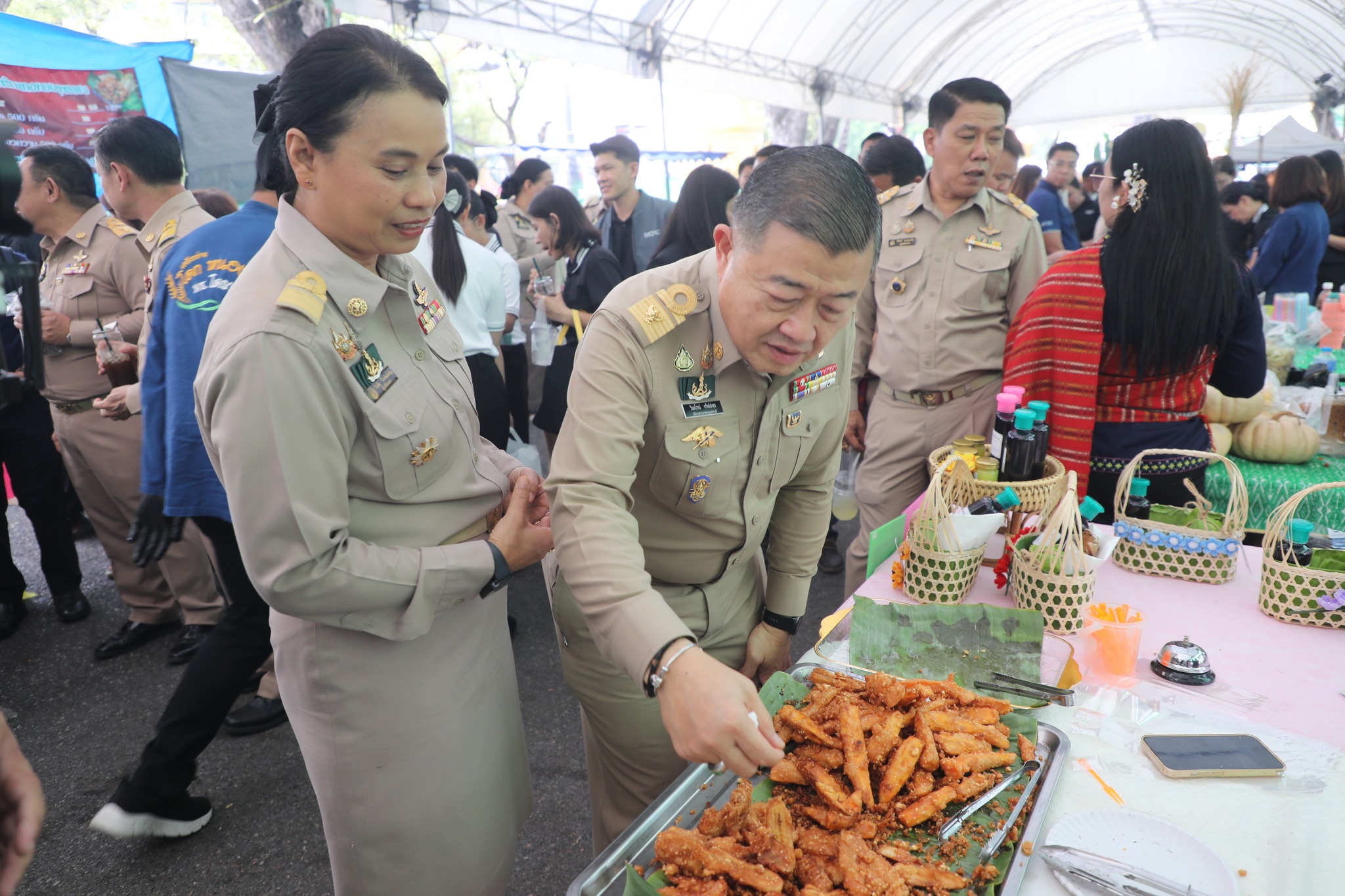 title - ปลัดกระทรวงเกษตรฯ และผู้บริหาร ส.ป.ก. เยี่ยมชมร้านค้า ในงานวันคล้ายวันสถาปนา ส.ป.ก. ครบรอบ 51 ปี